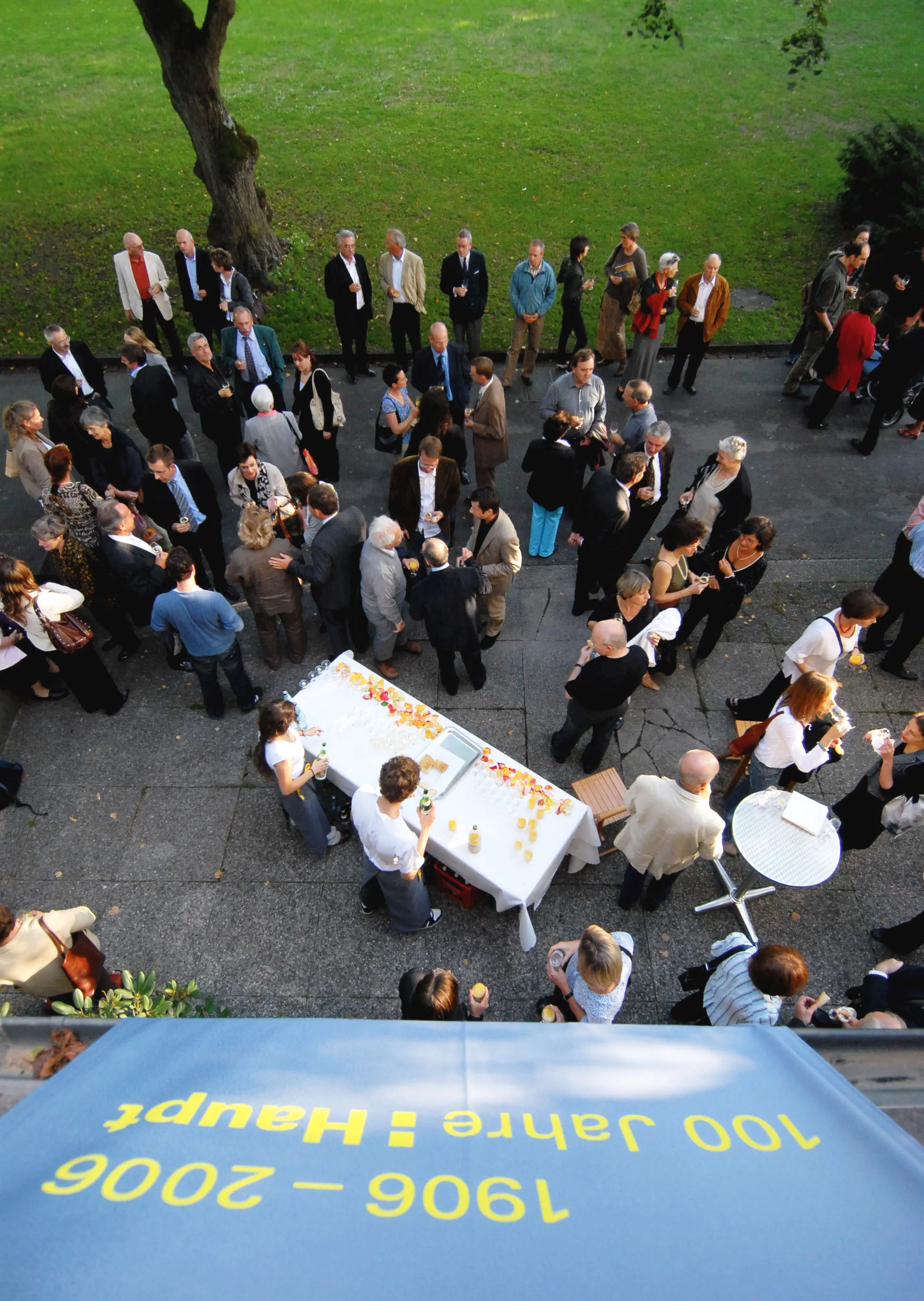 Jubiläums-Gäste beim Apéro.