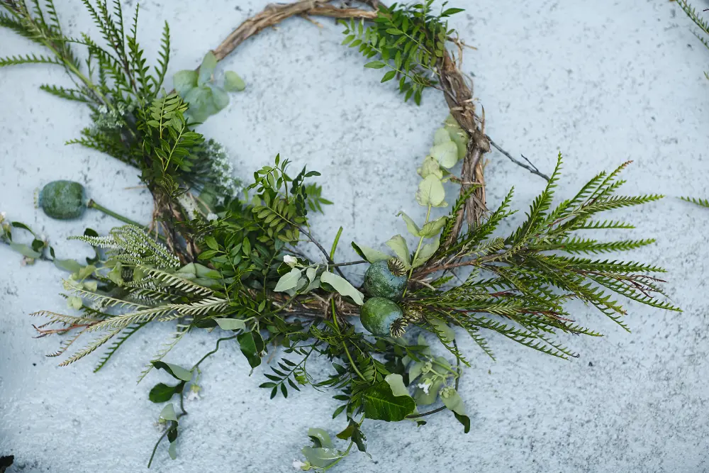 Blumen binden und Kränze winden: Anleitung für hängenden Raumschmuck