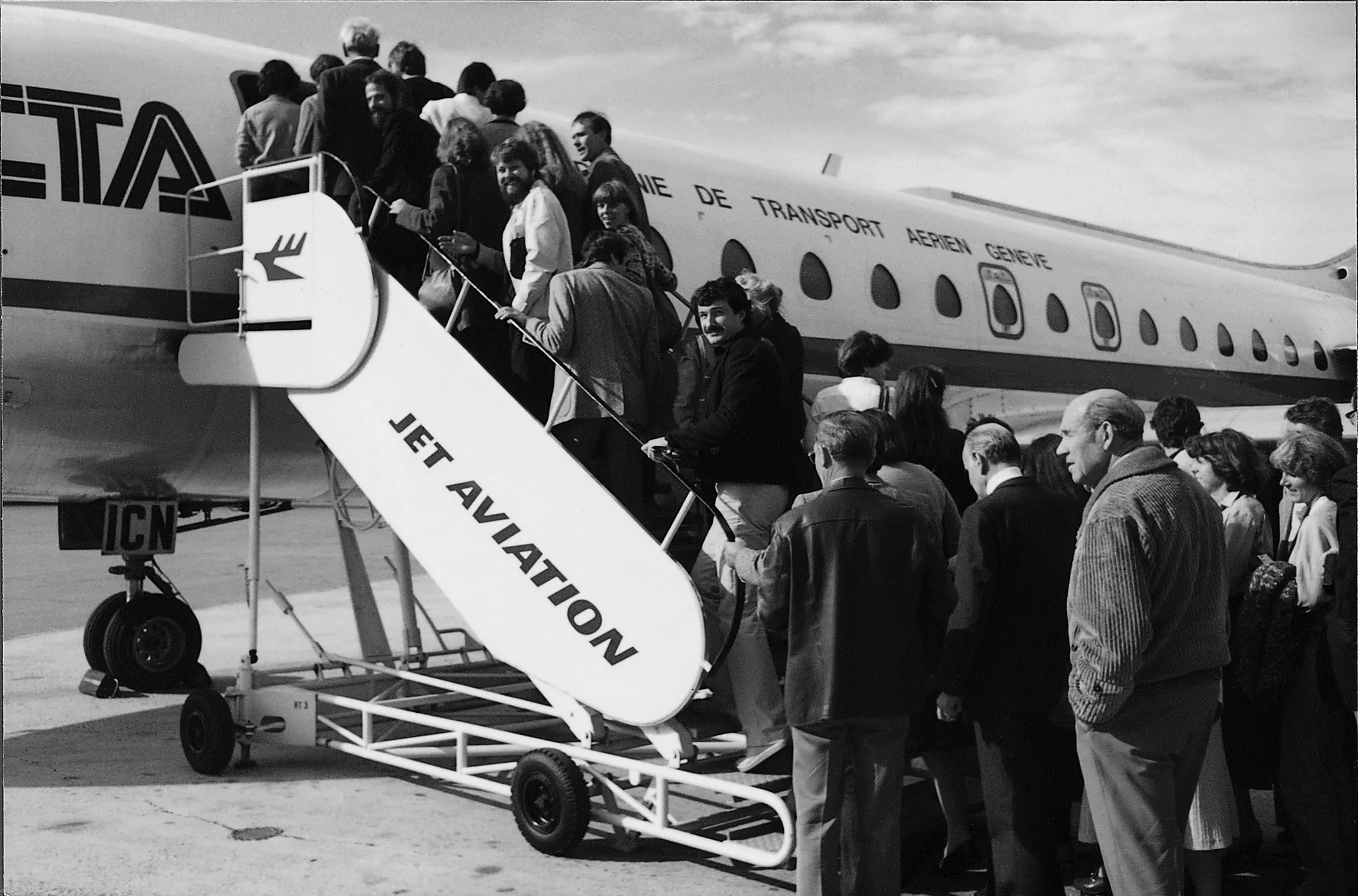 Mitarbeiter beim Einsteigen in ein Flugzeug.
