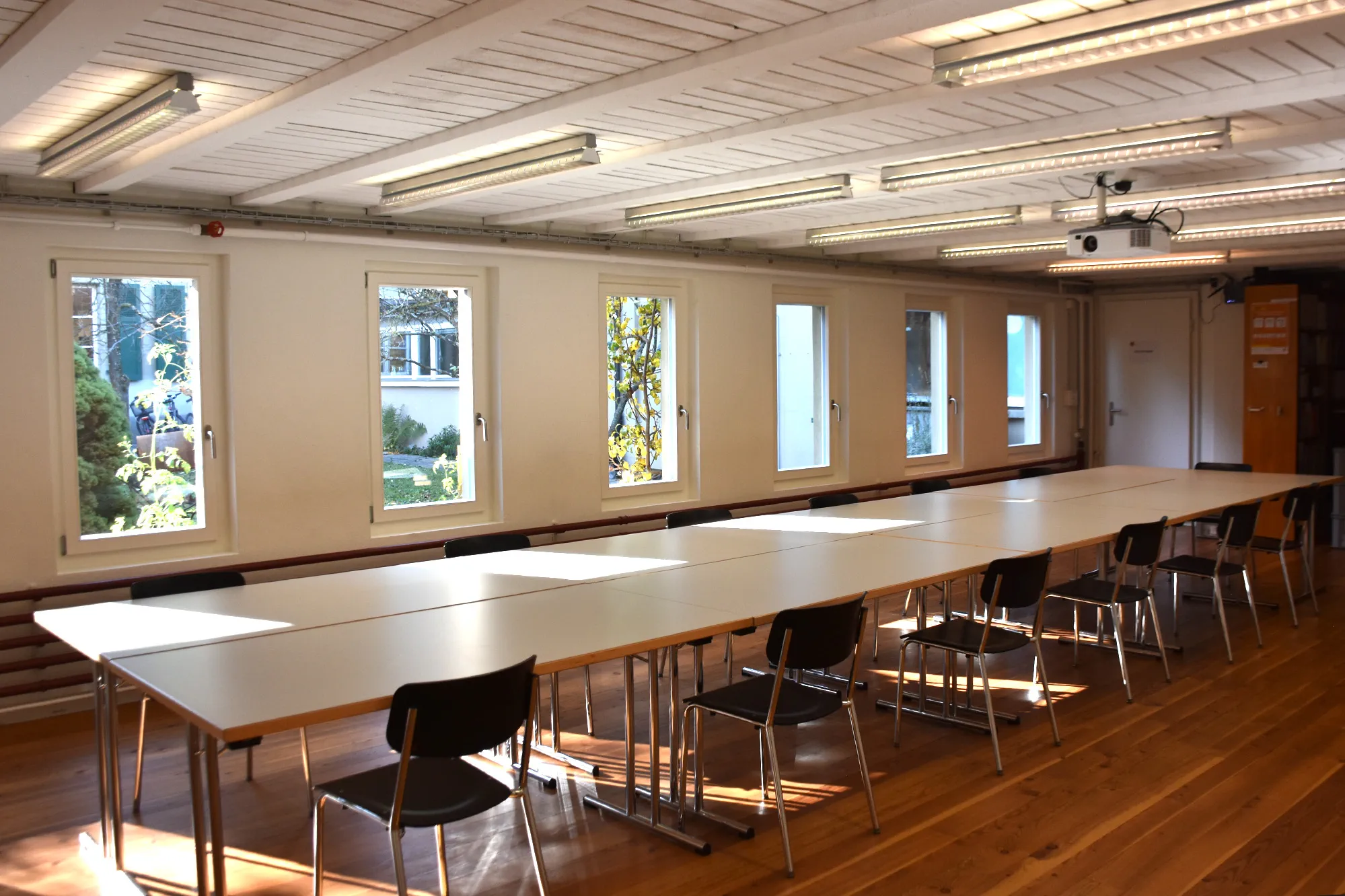 Sitzungssaum mit Ausblick in den Garten