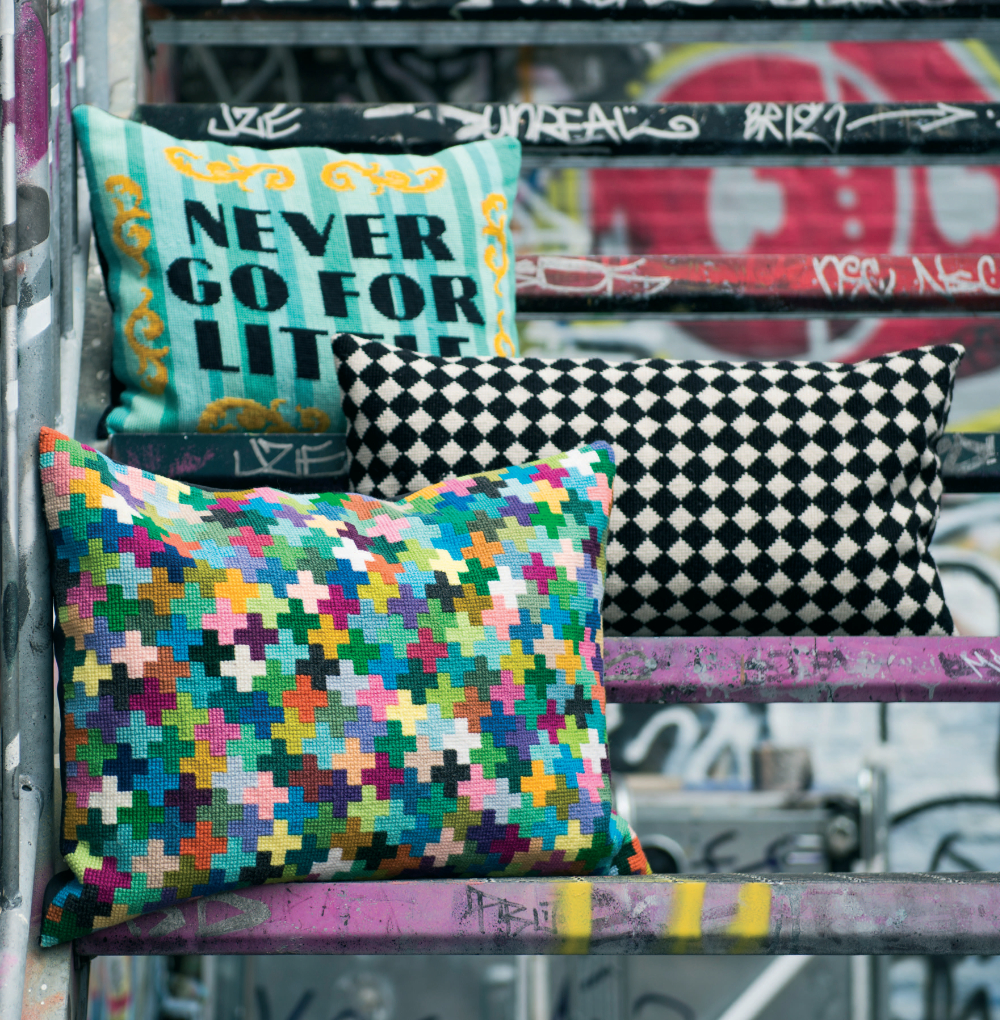 Grafische Muster: Anleitung für ein zweifarbig besticktes Kissen